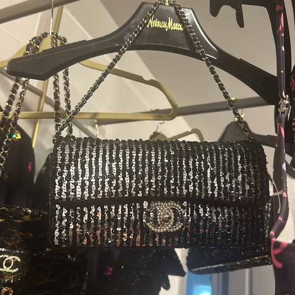 Chanel sequin black and silver clutch with CC pearls - Picture 3 of 8